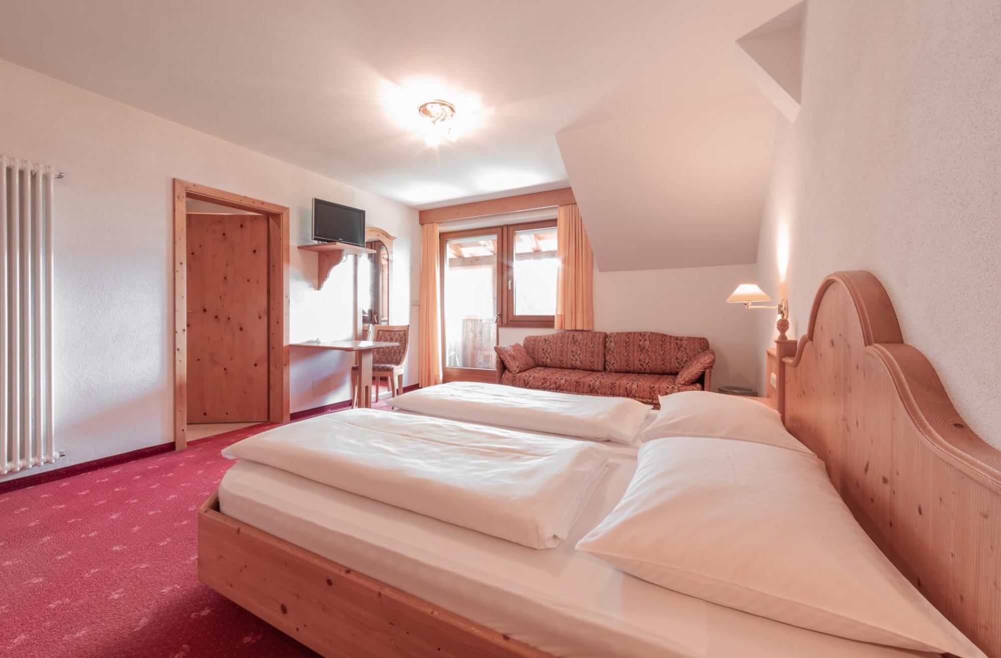 Berghotel Zum Zirm Collalbo Buitenkant foto