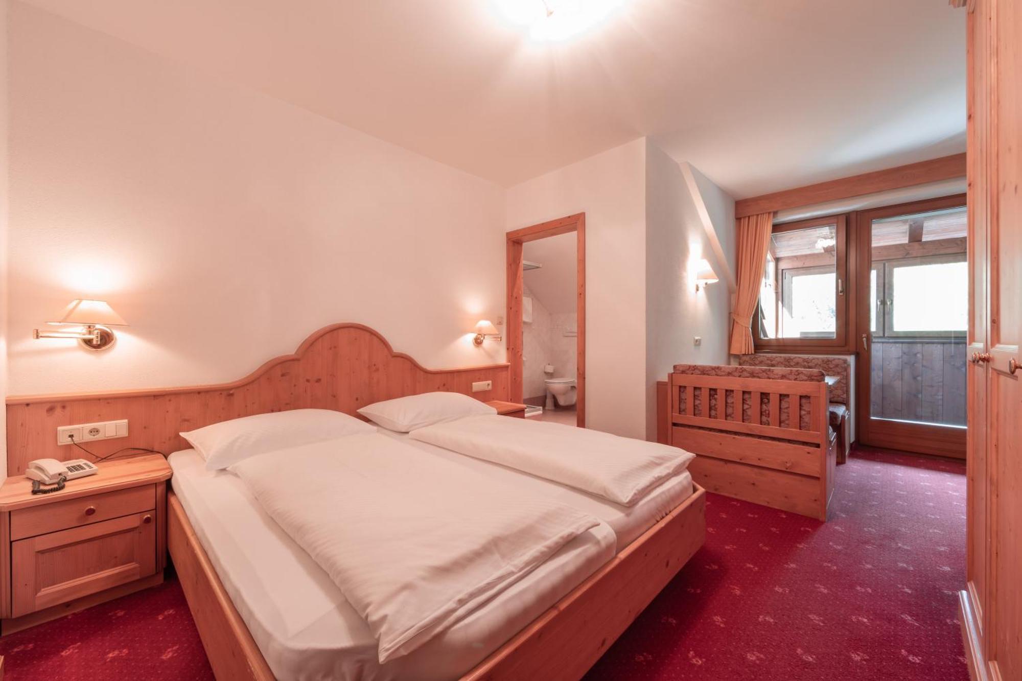 Berghotel Zum Zirm Collalbo Buitenkant foto
