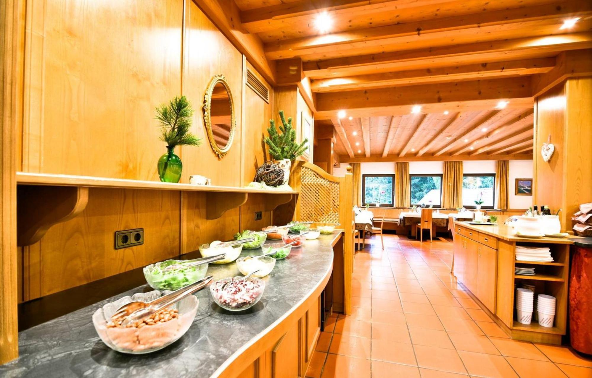 Berghotel Zum Zirm Collalbo Buitenkant foto